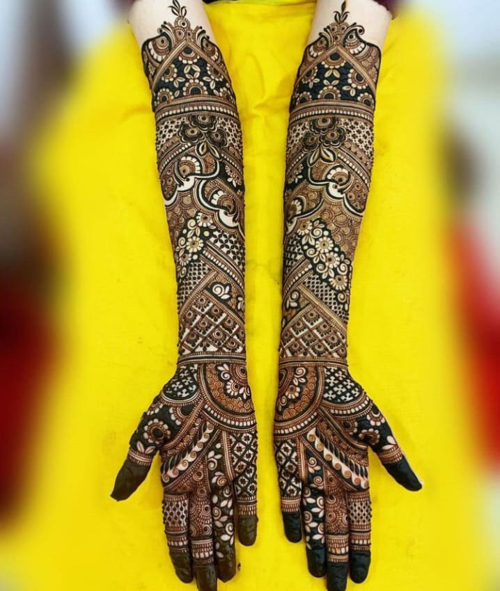 Finger tip mehndi with clean detailing