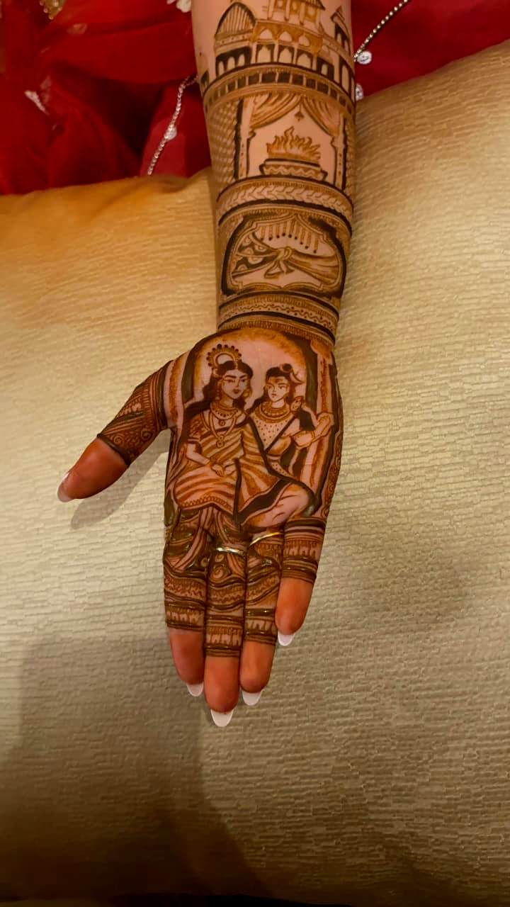 Arabic mehndi pattern with bold strokes