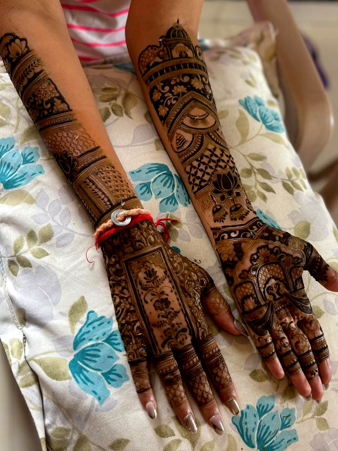 Arabic mehndi pattern with bold strokes