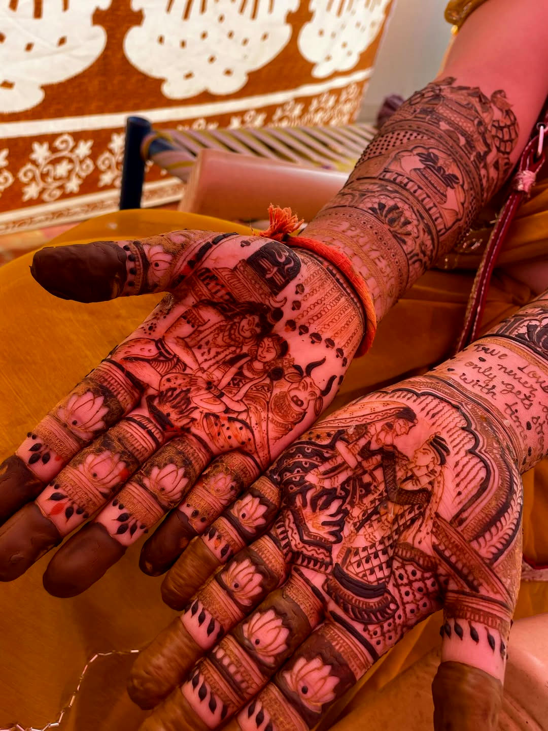 Minimal stylish mehndi pattern for functions