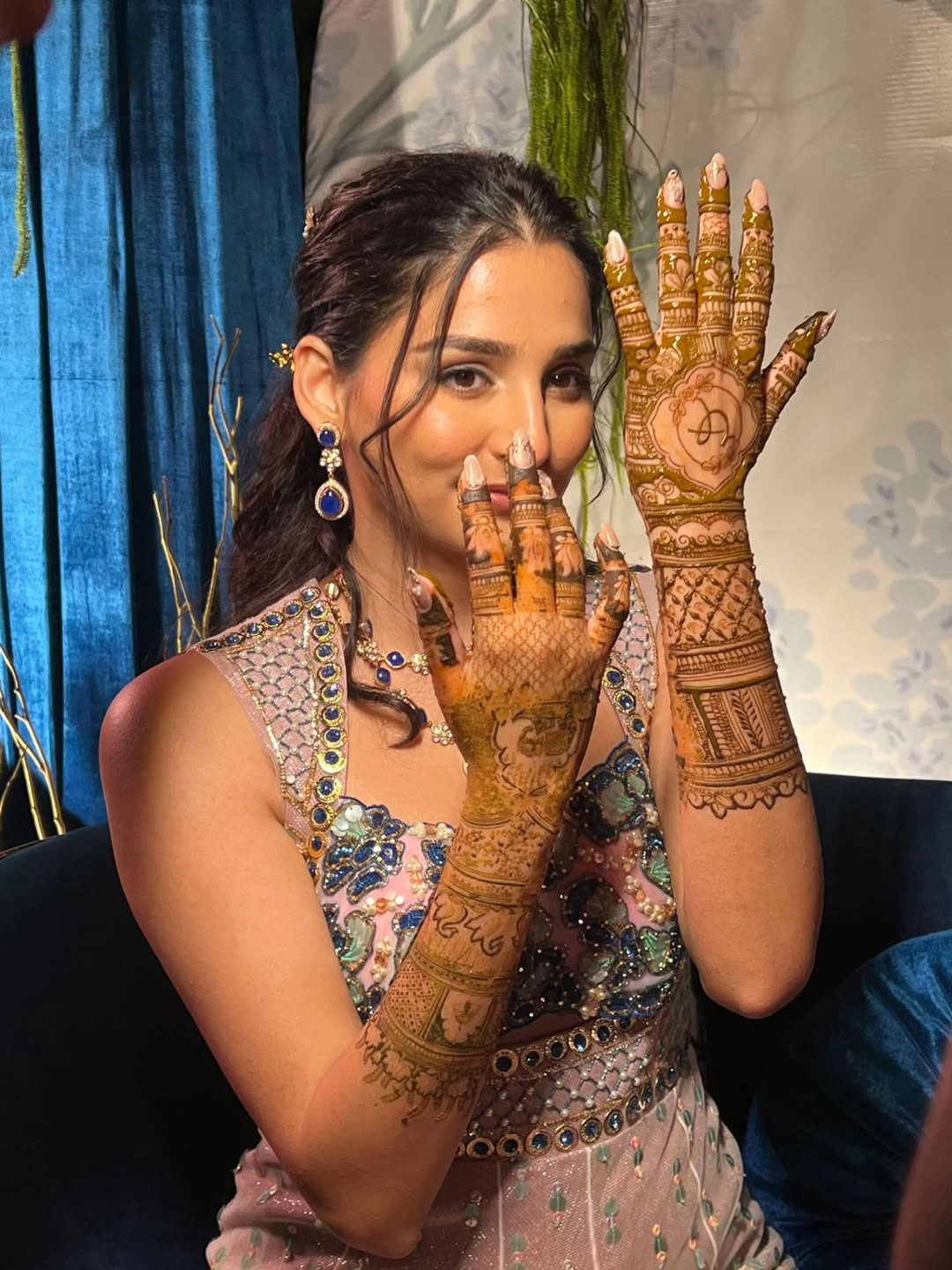 Bridal feet mehndi with delicate curves