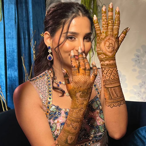 Pooja Mehandi Artist in Udaipur applying beautiful bridal mehndi design with intricate patterns and traditional motifs.